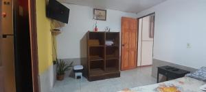 Una habitación con cama y una habitación con estantería. en Stay-ya, Diplo's Street, en Puerto Limón