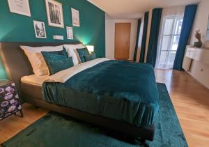Postel nebo postele na pokoji v ubytování FeWo Goldstück mit privatem SPA und Whirlpool