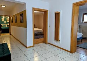 Postel nebo postele na pokoji v ubytování FeWo Goldstück mit privatem SPA und Whirlpool