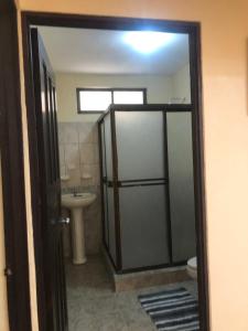 W łazience znajduje się prysznic, toaleta i umywalka. w obiekcie Vista Bosque 1 w mieście Quepos