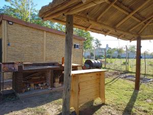 Cabaña de madera con parrilla y estufa de leña en Quinta Luna Morada en General Rodríguez