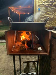Una parrilla con fuego por la noche en Quinta Luna Morada en General Rodríguez