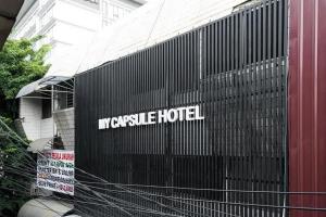 a hypervisor hotel sign on the side of a building at RedDoorz Hostel near Taman Puring in Jakarta