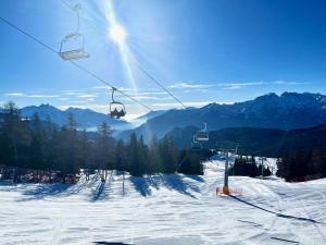 托爾諾的住宿－Lovely 4 bedroom villa with amazing views!，雪覆盖滑雪场的滑雪缆车