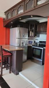 eine Küche mit einem Kühlschrank und einer Arbeitsplatte in der Unterkunft Apartamento 906 zona 9 in Guatemala