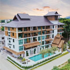 una vista aérea de un complejo con piscina en Pleasant Chiangmai en Chiang Mai