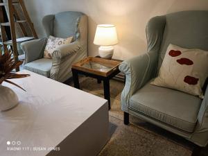 un salon avec deux chaises et une table avec une lampe dans l'établissement Big Groups Heaven in Central Location, à Bangkok