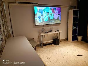 Cette chambre dispose d'une table et d'une télévision murale. dans l'établissement Big Groups Heaven in Central Location, à Bangkok 53 autres photos