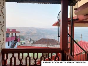een balkon met uitzicht op de bergen bij Odyssey's Pateng Homestay, Cherrapunji in Cherrapunji