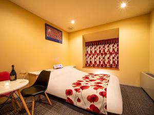 Hotel Rakuseki Honkan客房内的一张或多张床位