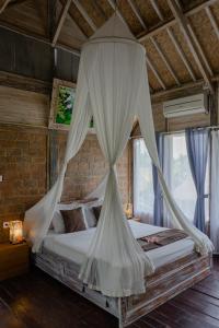 Postel nebo postele na pokoji v ubytování Ananda JJ Ubud Resort & Spa
