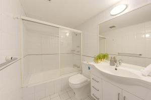 Koupelna v ubytování Spacious & Cosy 2 Bedroom Apartment in Darling Harbour