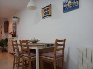una sala da pranzo con tavolo e 4 sedie di Cozy Apartment Near The Beach a Barcellona