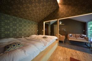Tempat tidur dalam kamar di Onsen Glamping ShimaBlue