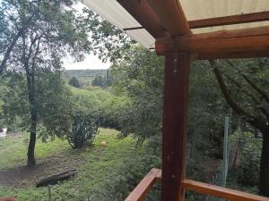 vistas al campo desde el porche de una casa en Los colibries en Salsipuedes
