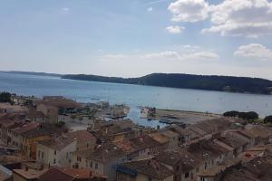 widok na miasto z domami i jeziorem w obiekcie Au cœur de Saint Chamas w mieście Saint-Chamas