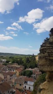 widok na miasto z budynkami i góry w obiekcie Au cœur de Saint Chamas w mieście Saint-Chamas +9 zdjęć