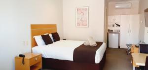 Ένα ή περισσότερα κρεβάτια σε δωμάτιο στο Golden Reef Motor Inn