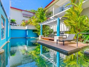 una piscina frente a un edificio en urban oasis in the heart of town en Port Douglas