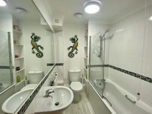 y baño con lavabo, aseo y ducha. en City Centre Convenient Contractor Stay With Free Parking and Free Wifi, en Bedford