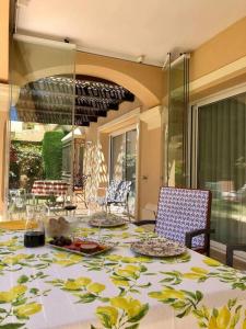 馬貝拉的住宿－Gorgeous Apartment located in Elviria Marbella，餐桌,餐桌上摆放着鲜花