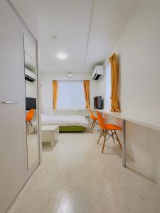 a room with a mirror and a bed and a desk at 3-1 New Open地下鉄徒歩4分　美室【サービスアパートメントSapporo大通東3】3-1 in Sapporo