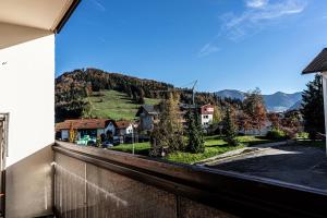 een balkon met uitzicht op een berg bij Fräulein Emelie in Oberstaufen