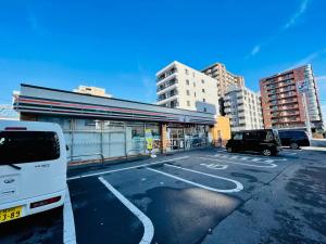 a white bus parked in front of a building at 3-1 New Open地下鉄徒歩4分　美室【サービスアパートメントSapporo大通東3】3-1 in Sapporo