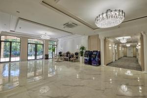 um quarto amplo com um lustre e um átrio em Continental Hotel Samarkand em Samarkand