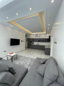 uma grande sala de estar com um sofá e uma televisão em MY HOTEL Al Lathba Pool Villa - Nizwa فيلا اللثبه-نزوى em Nizwa