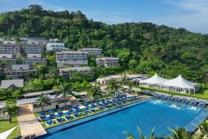 eine Luftansicht des Resorts mit einem Pool in der Unterkunft Hyatt Regency Phuket Resort in Kamala Beach