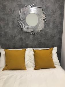 Кровать или кровати в номере Stunning Apartment in Leeds- Financial District