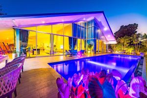 una casa con piscina frente a una casa en Large Private Pool Villa with 7 Bedrooms 7B, en Hua Hin