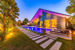 una casa con piscina frente a ella en Large Private Pool Villa with 7 Bedrooms 7B, en Hua Hin