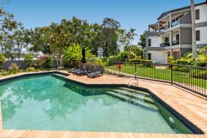 una piscina frente a un edificio en 7 Como Noosa, en Noosaville