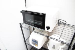 Uma televisão e/ou sistema de entretenimento em ACT one