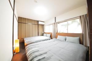 Uma cama ou camas num quarto em ACT one