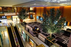 een uitzicht op een lobby met twee bomen bij Hotel Nikko Osaka in Osaka