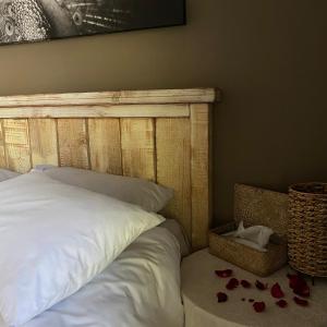 1 dormitorio con 1 cama con rosas en el suelo en Glenvista Home with a View en Johannesburgo