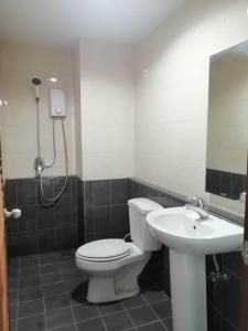 een badkamer met een toilet en een wastafel bij Baan7984 Rawai in Rawai Beach