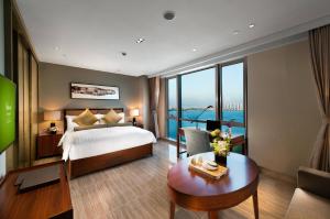 Gulta vai gultas numurā naktsmītnē Oakwood Hotel & Residence Suzhou