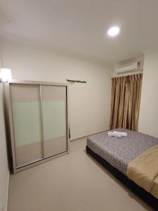 Postel nebo postele na pokoji v ubytování Balini Home Tiara Desaru