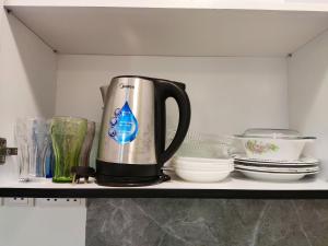 Příslušenství pro přípravu čaje a kávy v ubytování Balini Home Tiara Desaru
