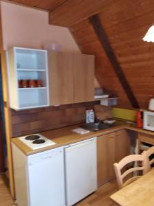 Kuchyň nebo kuchyňský kout v ubytování Apartmány Černá Říčka + 13 fotografií