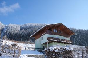 ein Gebäude im Schnee mit schneebedeckten Bäumen in der Unterkunft GO FOR MOUNTAINS Appartements in Eben im Pongau