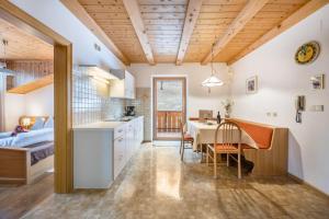 A kitchen or kitchenette at Eichernhof Apartment Apfelblüte