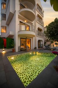 Bazén v ubytování Icon Beach Suites Hotel Sovalye Island nebo v jeho okolí
