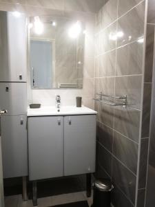 Kúpeľňa v ubytovaní Spacious studio in the center of Cannes nice terrace easy walk to the Croisette and Palais - 1923