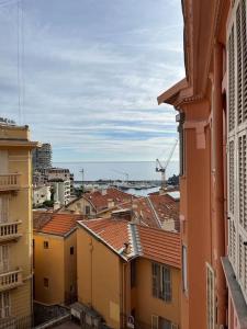 vistas a una ciudad con edificios y tejados en Villa Jeanne,appartamento vicino Monaco Vista mare, en Beausoleil