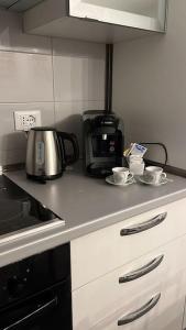 eine Küchentheke mit Kaffeekanne und Tassen in der Unterkunft Villa Jeanne,appartamento vicino Monaco Vista mare in Beausoleil